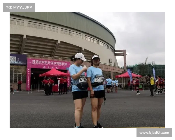 周霞携子轻松挑战欢乐跑,跨越终点尽显风采 周霞携子轻松挑战欢乐跑,跨越终点尽显风采